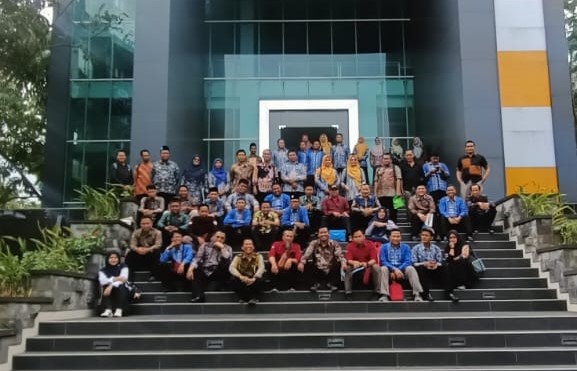 FOSKAM SMK Muhammadiyah Jatim Beri Reward-Apresiasi Kepala Sekolah Purna Bhakti 2