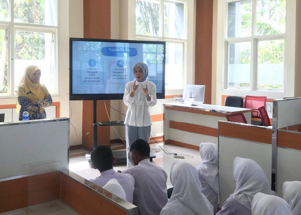 Aprilia, Alumni SMK Mutu Gondanglegi Tembus Karir Perbankan 1