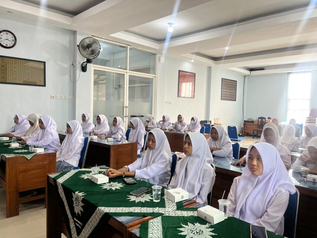 Mahasiswa Poltekesma DEKAP Siswa SMK Mugas 1