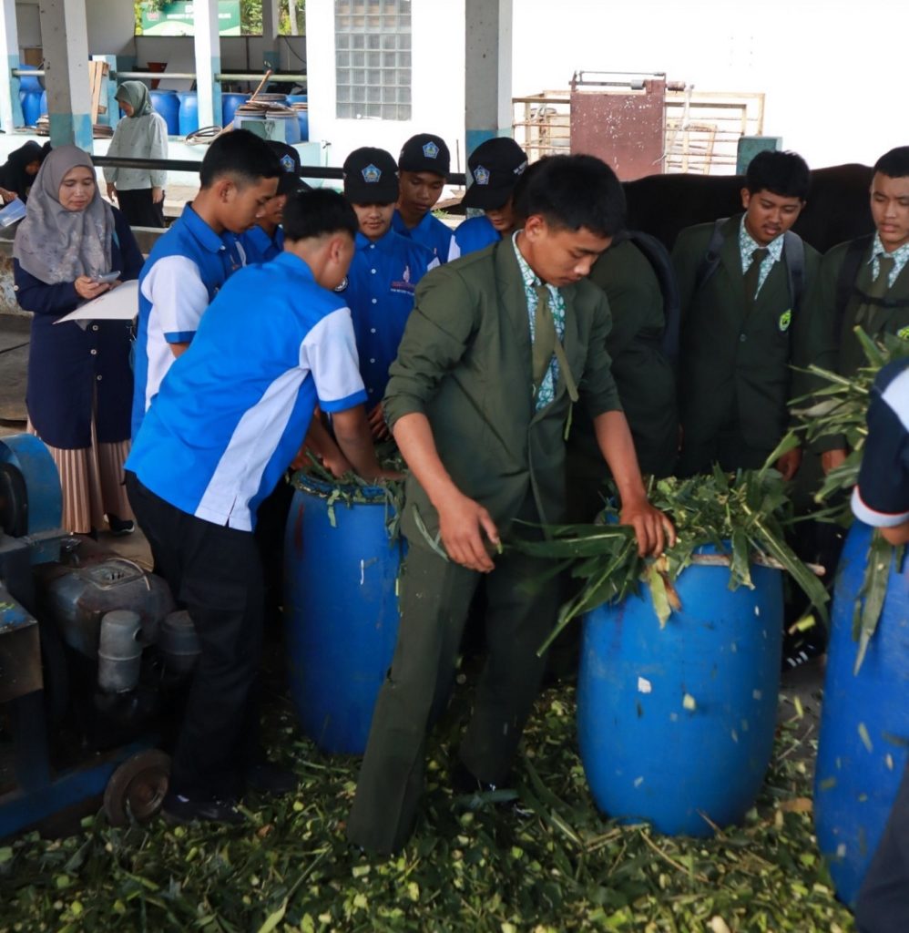 Tim Block Grant PKM Prodi Peternakan FPP UMM, Latih Siswa-Guru SMK Peternakan Pembuatan Silase Untuk Masa Depan Peternakan Berkelanjutan 3