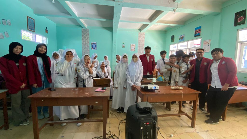 Mahasiswa Fakultas Hukum UMM Sosialisasi Anti Korupsi di SMP Islam Plus Karangploso 1