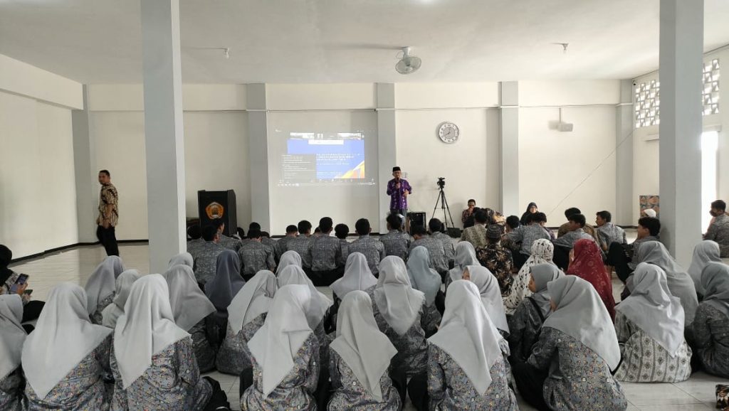 Momentum Milad Muhammadiyah 112 Tahun, SMK Mugas Baksos Makan Siang Gratis Bersama Warga   1