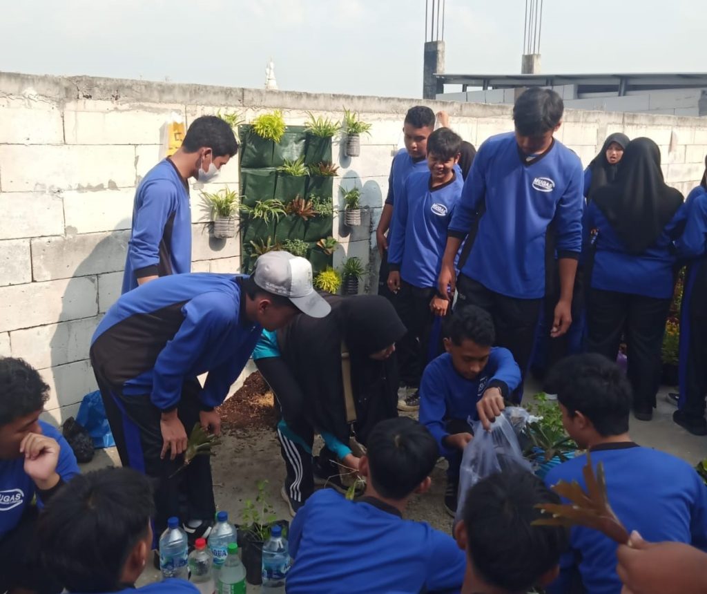 Pekan P5 SMK Mugas Karya Siswa Vertical Garden 1 Pekan P5 SMK Mugas Karya Siswa Vertical Garden 1