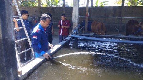 Pasang Instalasi Panel Surya, Tim PPM Polinema Support Petani Ikan Koi Tulungagung 6