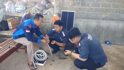 Pasang Instalasi Panel Surya, Tim PPM Polinema Support Petani Ikan Koi Tulungagung 3