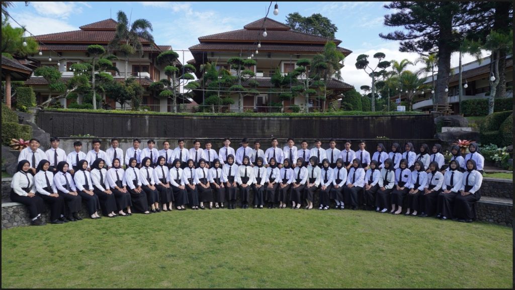 Gandeng Industri, Siswa Perhotelan SMK Mugas Praktek Table Manner-Produk Knowledge 2 Gandeng Industri, Siswa Perhotelan SMK Mugas Praktek Table Manner-Produk Knowledge 2
