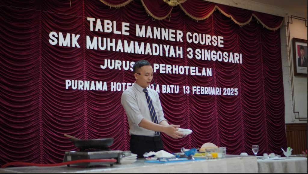 Gandeng Industri, Siswa Perhotelan SMK Mugas Praktek Table Manner-Produk Knowledge 1 Gandeng Industri, Siswa Perhotelan SMK Mugas Praktek Table Manner-Produk Knowledge 1