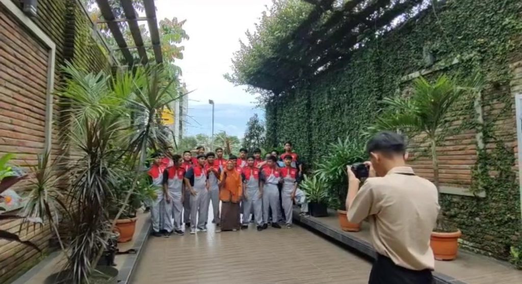 Firli Arek DKV SMK Mutu Gondanglegi Sekolah-Kerja, Kreator Muda Si Duta Kecap 1 Firli Arek DKV SMK Mutu Gondanglegi Sekolah-Kerja, Kreator Muda Si Duta Kecap 1