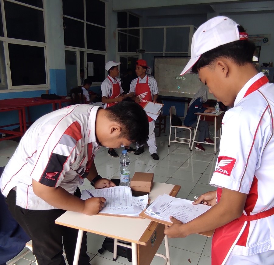 Siswa TSM SMK Mugas Ujian Kompetensi Keahlian 1
