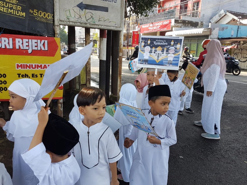 Pawai, Siswa TK ABA 13 Malang Sambut Ramadhan 1446 H 1