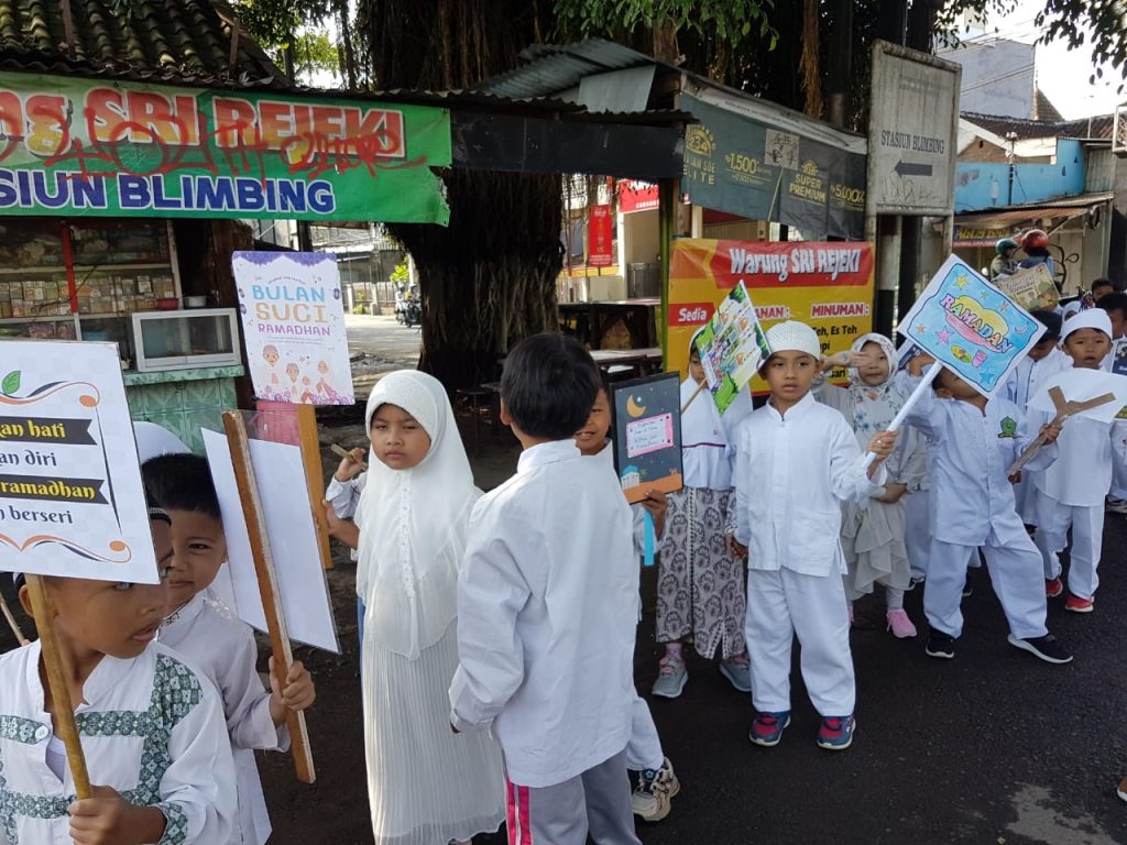 Pawai, Siswa TK ABA 13 Malang Sambut Ramadhan 1446 H 2