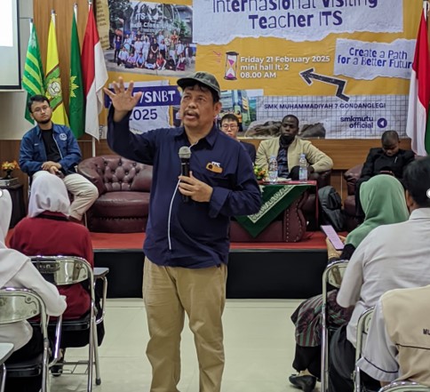 Mahasiswa ITS Asal Korea Selatan-Tanzania International Visiting Teacher di SMK Mutu Gondanglegi 1