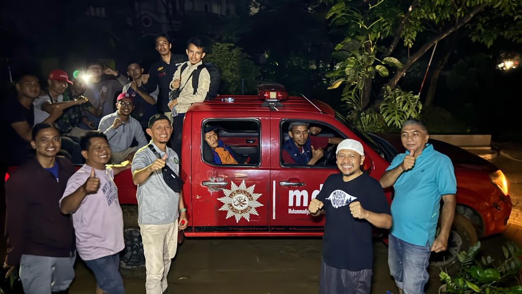 PCM Gunung Putri, Lembaga-Ortom Bantu Warga Tedampak Banjir 1 PCM Gunung Putri, Lembaga-Ortom Bantu Warga Tedampak Banjir 1