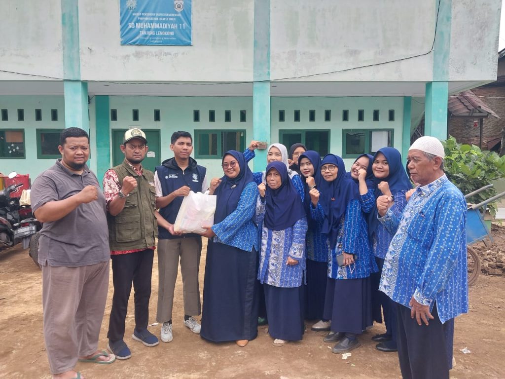 Lazismu Jaktim, BEMP UNJ-MDMC Bantu Warga Terdampak Banjir Tanjung Lengkong 2