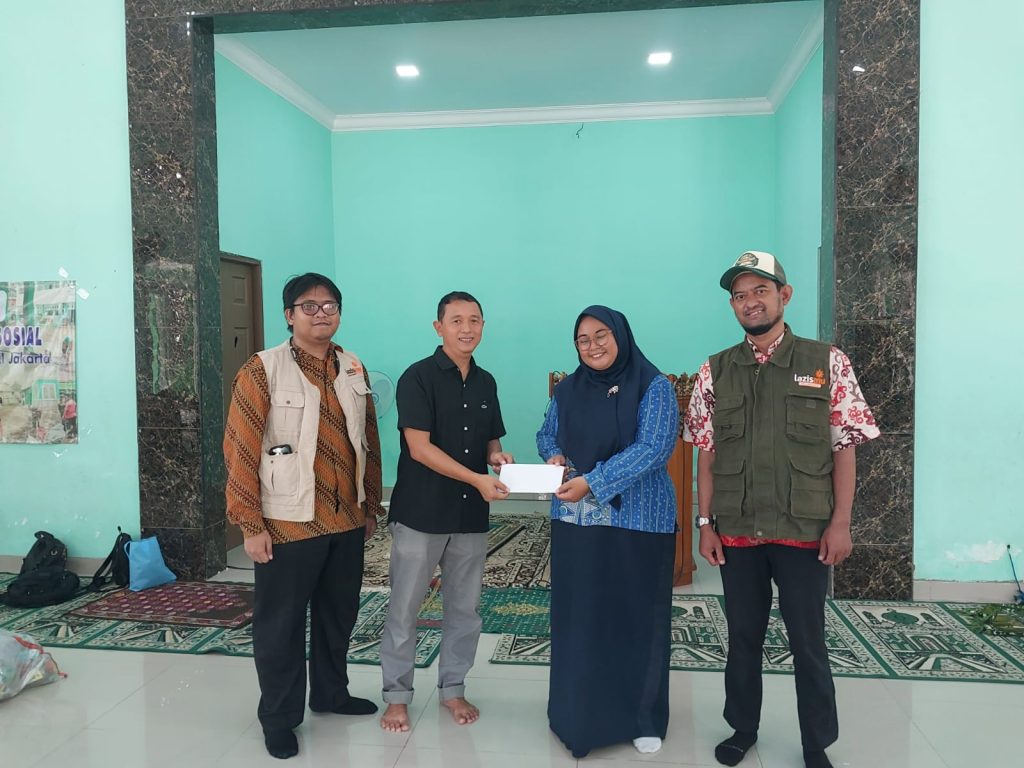 Lazismu Jaktim, BEMP UNJ-MDMC Bantu Warga Terdampak Banjir Tanjung Lengkong 1
