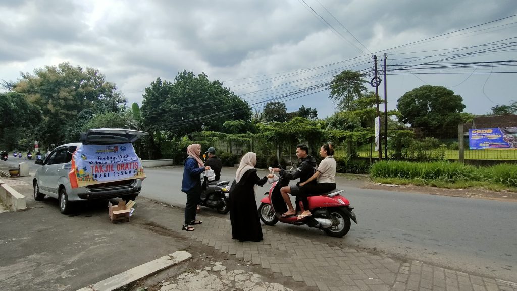 Bagi Takjil, IPM SMK Mugas Sosialisasi Program-Peduli Sosial 1