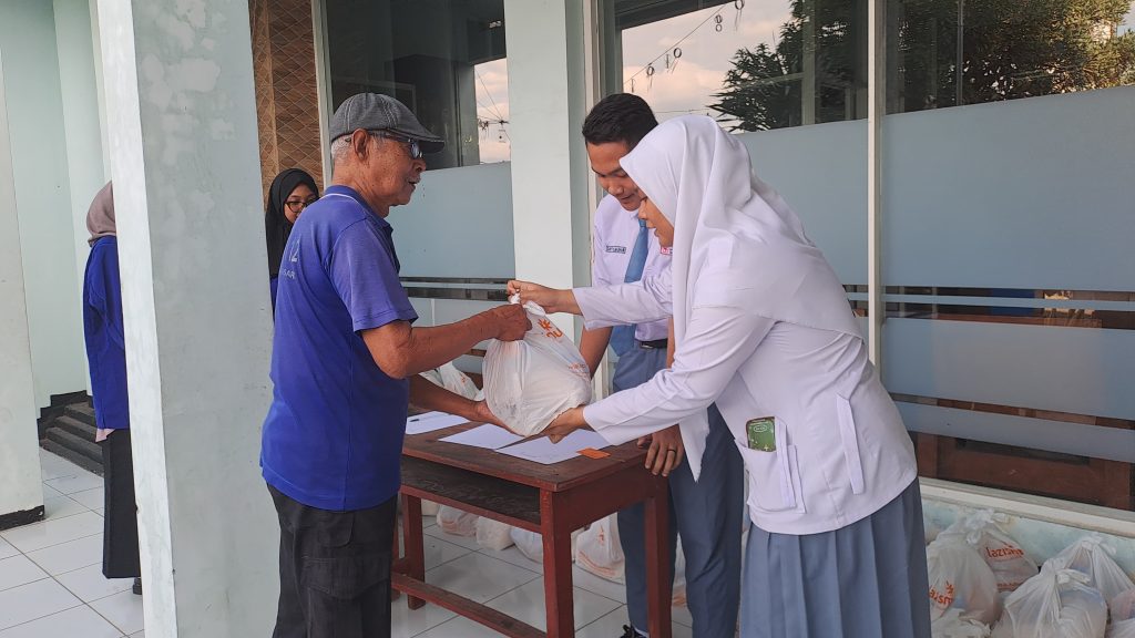 Bagi Zakat Fitrah, Warga Dhuafa Doakan SMK Mugas Berkembang-Diterima Amal Ibadahnya 1