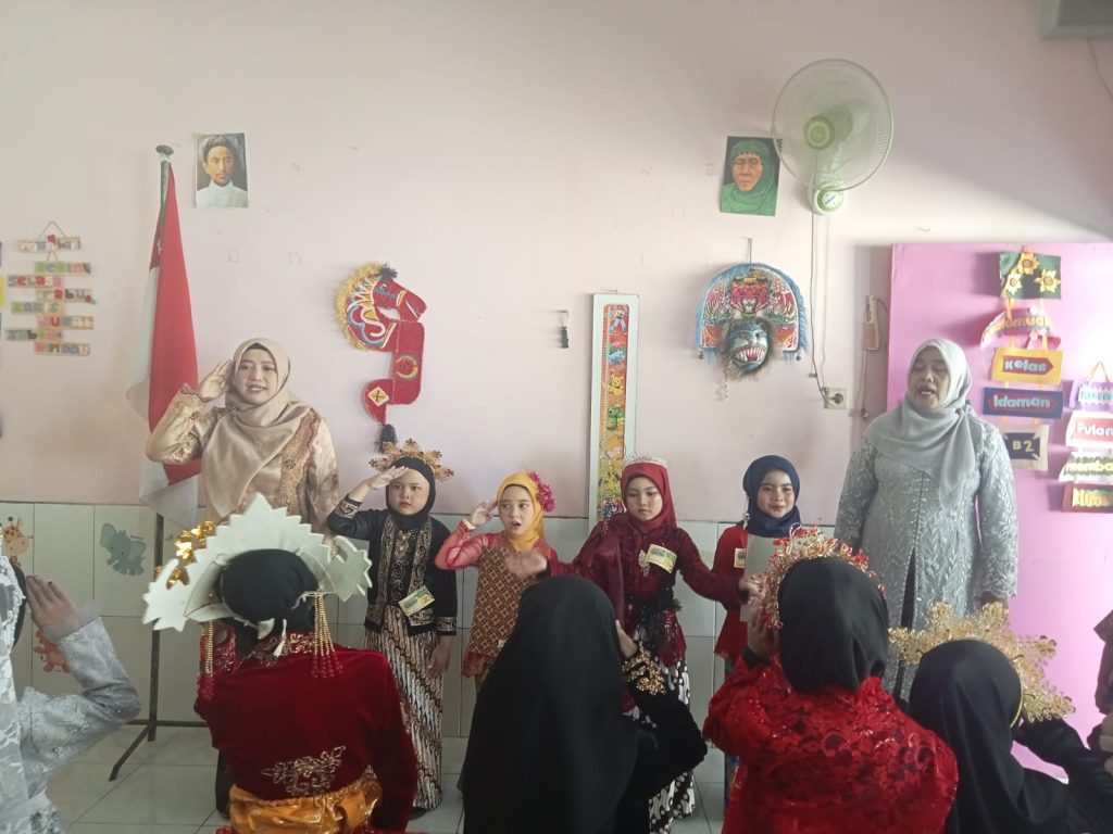 Tampak Gagah dan Anggun Siswa-Siswi TK ABA 13 Malang Memperingati Hari Kartini 1