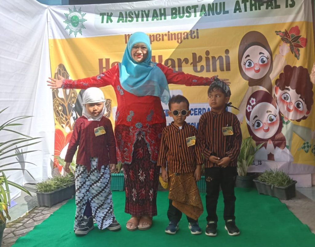 Tampak Gagah dan Anggun Siswa-Siswi TK ABA 13 Malang Memperingati Hari Kartini 3