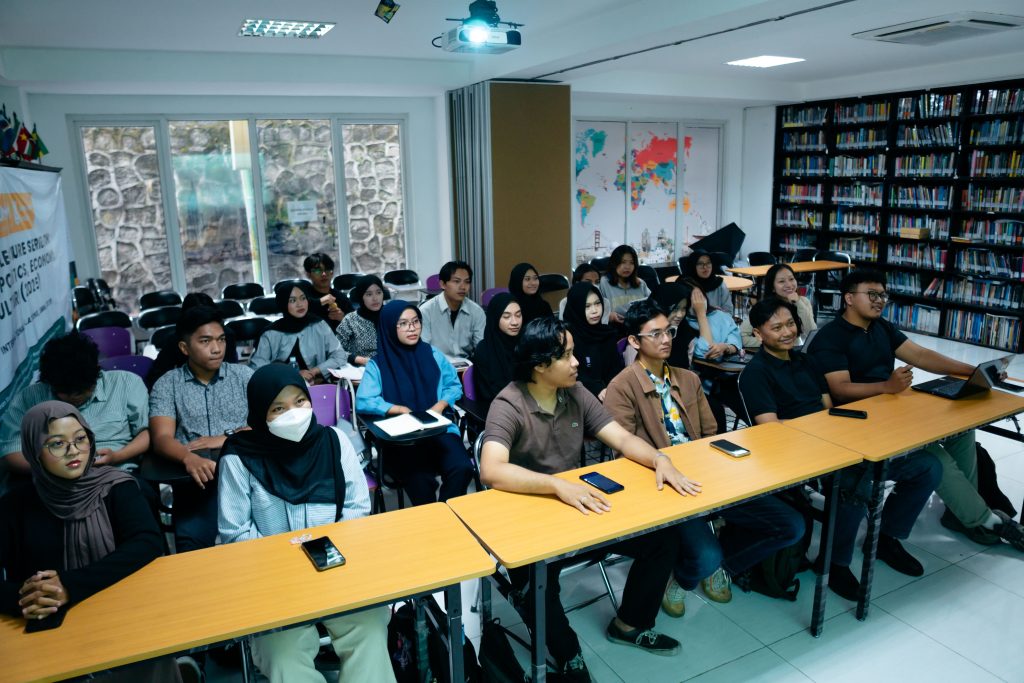 Dari Reruntuhan Perang Jadi Raksasa Ekonomi: Pakar Bedah Rahasia Keajaiban Korea Selatan pada Mahasiswa HI UMM 2 Dari Reruntuhan Perang Jadi Raksasa Ekonomi: Pakar Bedah Rahasia Keajaiban Korea Selatan pada Mahasiswa HI UMM 2