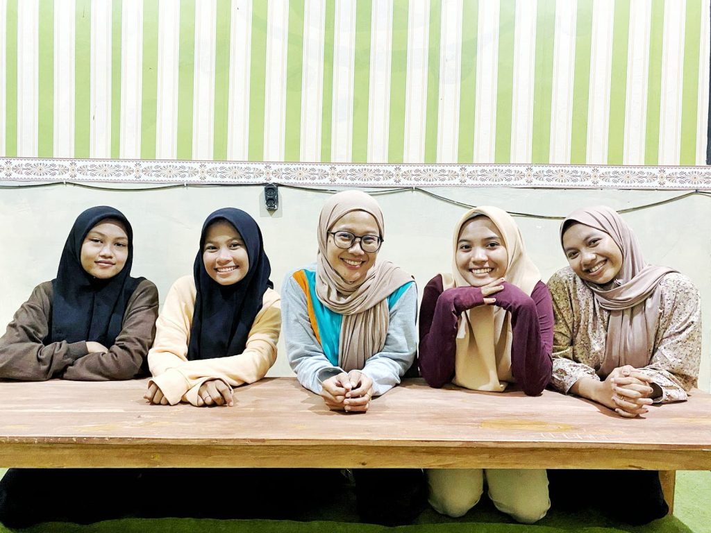 Devi Maya, Guru PPKn-Owner Lapak Cimay Wujudkan Siswa Smamuda Sumberpucung Unggul Wirausaha 1