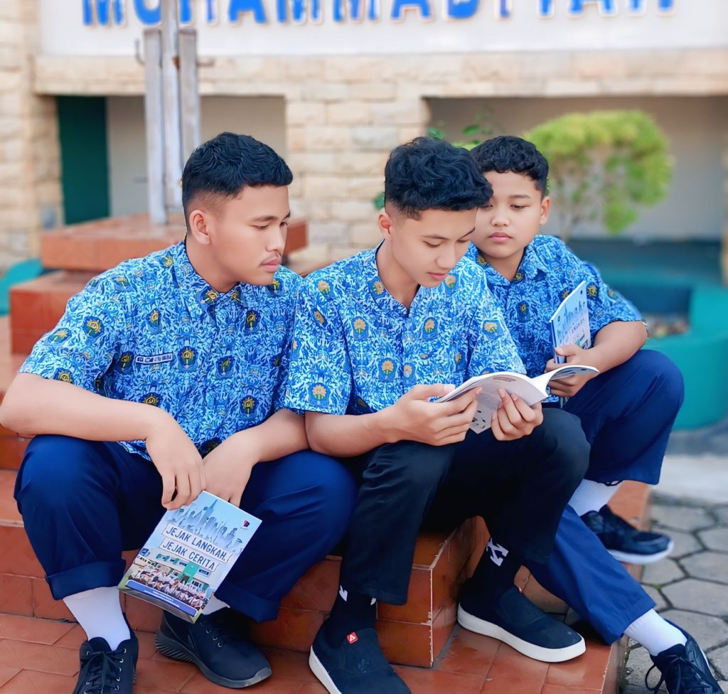 Jejak Langkah Jejak Cerita, Antologi Siswa SMP M-One Sumberpucung Bukti Literasi Unggul    2