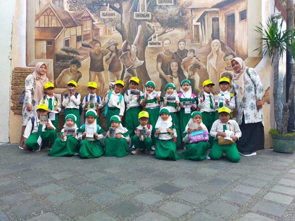 Siswa TK ABA 13 Malang Outing Class ke Alun-Alun Merdeka-Kayutangan Heritage 1