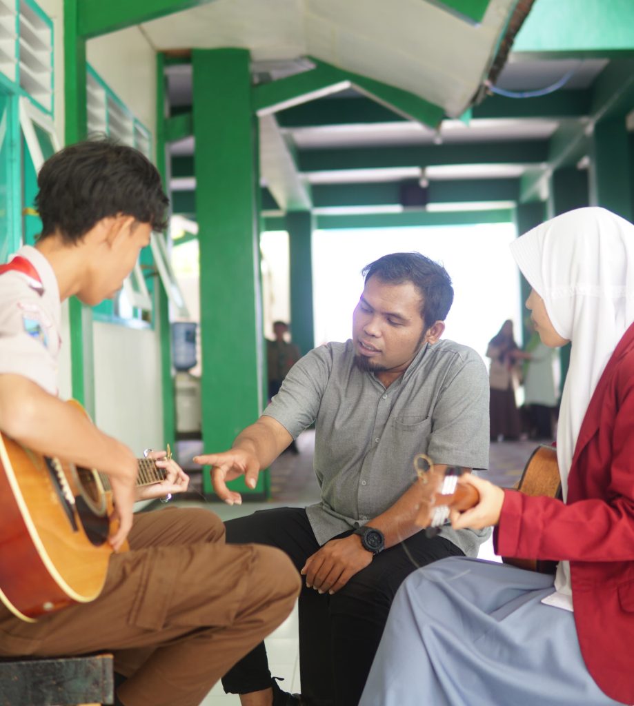 Gus Aziz, Musisi-Guru SMP M-One Sumberpucung Sukses Wujudkan Siswa Prestasi Seni 1