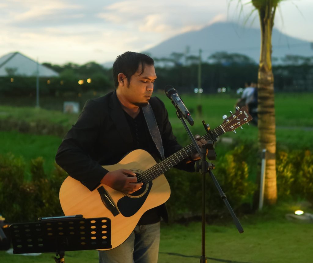 Gus Aziz, Musisi-Guru SMP M-One Sumberpucung Sukses Wujudkan Siswa Prestasi Seni 3