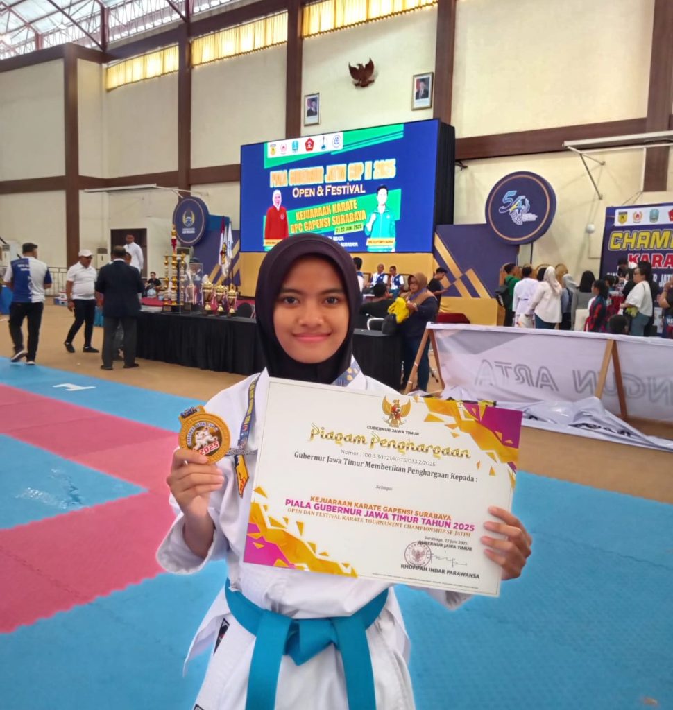 Kilau Medali Emas Safira Arek Karate SMK Mutu Gondanglegi Juara Satu Piala Gubernur Jatim 1