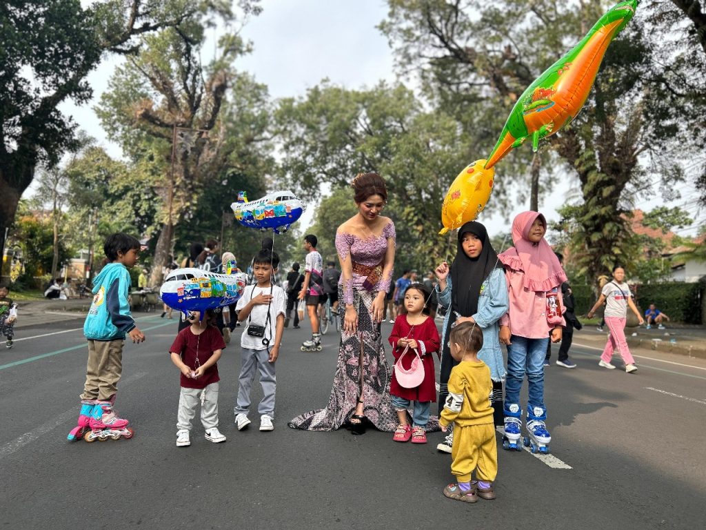 Pengunjung CFD Antusias Sambut Parade Kebaya Bali, Pra Event Mahasiswa Ilmu Komunikasi UMM Road to Olivfest  2