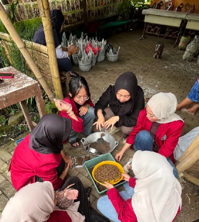 Mahasiswa Hubungan Internasional UMM-Warga Kampung Semar Olah Magot Kering, Ubah Limbah Organik Berbasis Komunitas Produktif 2