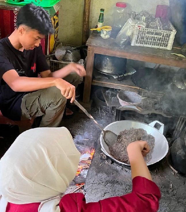 Mahasiswa Hubungan Internasional UMM-Warga Kampung Semar Olah Magot Kering, Ubah Limbah Organik Berbasis Komunitas Produktif 3