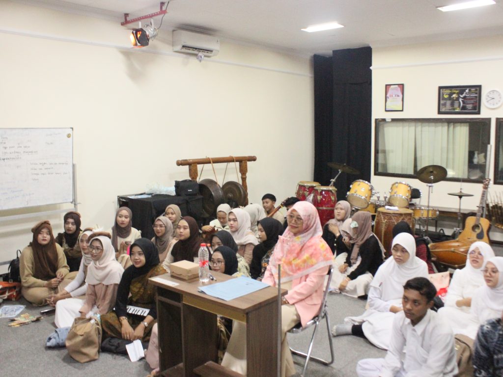 Mahasiswa PGSD UMM Perform Musikalisasi Puisi, Implementasi Matkul Advance Material Bahasa Indonesia 3