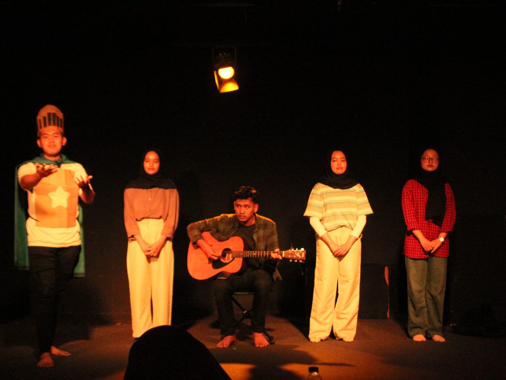 Mahasiswa PGSD UMM Perform Musikalisasi Puisi, Implementasi Matkul Advance Material Bahasa Indonesia 1