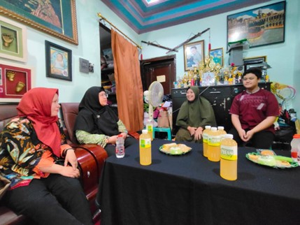 PKM Tim Prodi D4 Desain Grafis Unesa Bantu Promosi Sabeluh Produk UMKM Surabaya 1