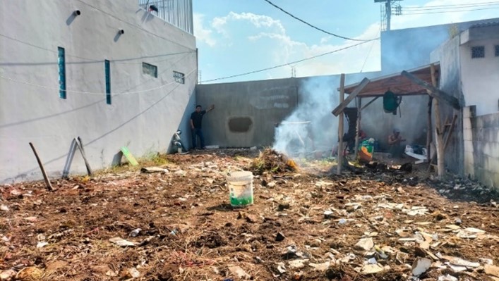 Wujudkan Lingkungan RT04/RW16 Desa Ngenep Aman Tim PKM Polinema Bangun Pagar Permanen 4