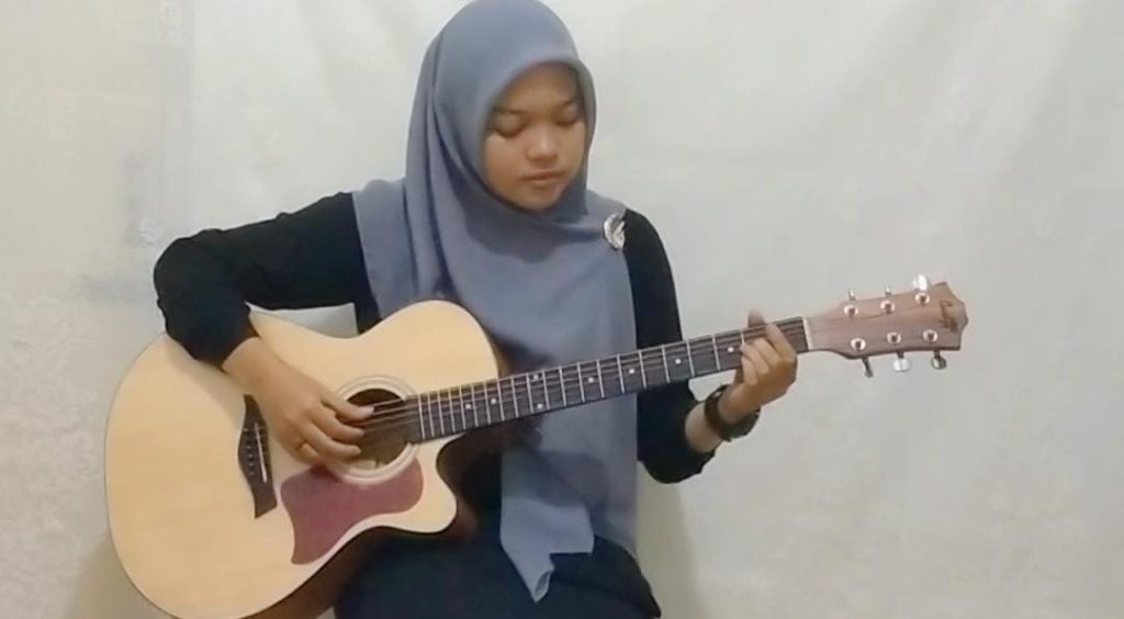 Perform Solo Gitar Jessica Arek Smamuda Sumberpucung Juara Festival Lomba Seni-Sastra Siswa Nasional 1