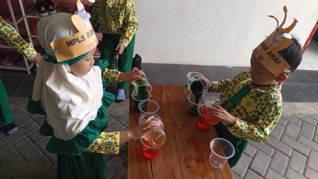 MPLS Siswa Baru TK ABA 13 Malang Pengembangan Motorik-Adaptasi Lingkungan   1