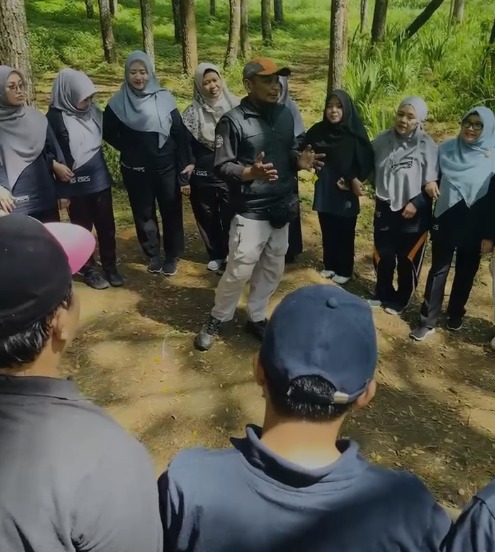Guru-Karyawan SMK Mugas Outbond Satu Tim Satu Tujuan 1