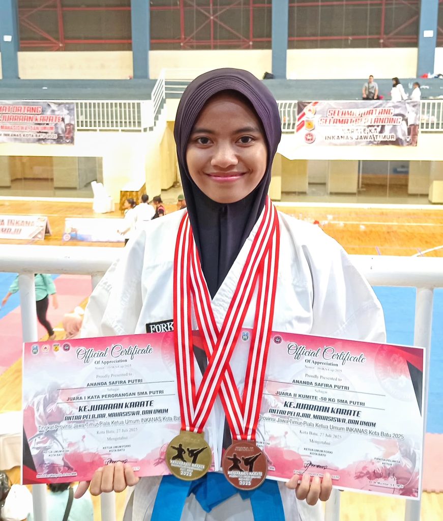 Ananda Syafira Arek DKV SMK Mutu Gondanglegi, Raih Medali Emas dan Perak Kompetisi Karate Jatim 1