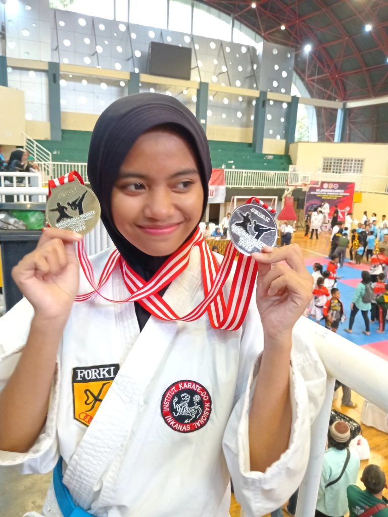 Ananda Syafira Arek DKV SMK Mutu Gondanglegi, Raih Medali Emas dan Perak Kompetisi Karate Jatim 2