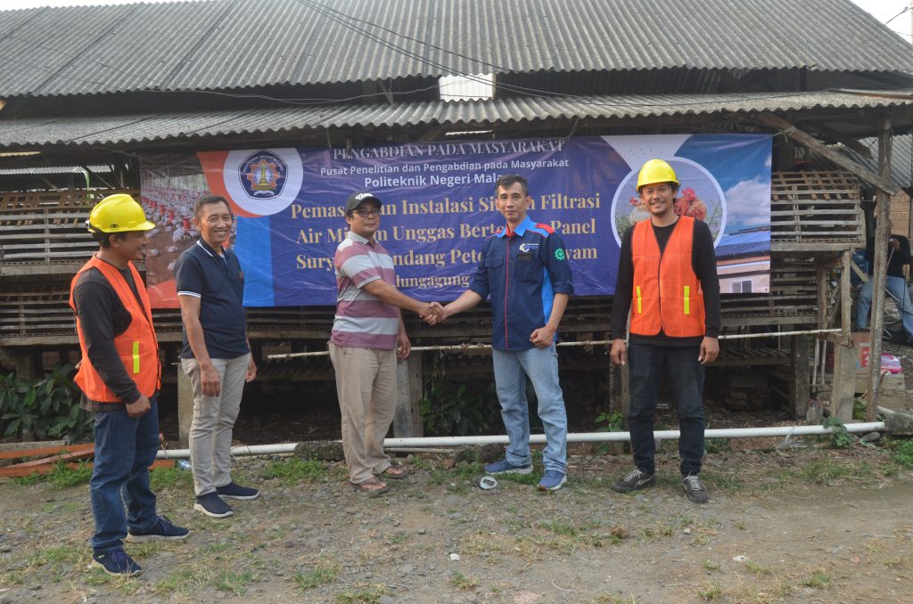 Tim PPM Polinema Pasang Filtrasi Air Minum Unggas Tenaga Surya di Sumberingin Kidul, Tulungagung 1