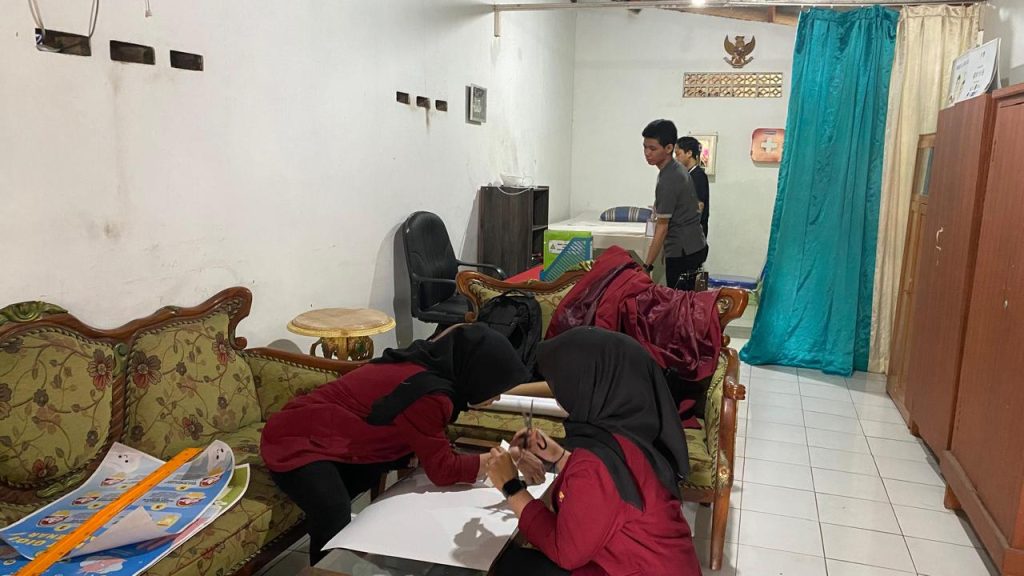 Mahasiswa UMM Program Pengabdian Masyarakat Optimalisasi Fungsi UKS SDN 2 Kebonagung Pakisaji 1 Mahasiswa UMM Program Pengabdian Masyarakat Optimalisasi Fungsi UKS SDN 2 Kebonagung Pakisaji 1