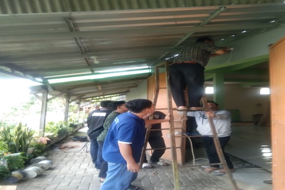 Tingkatkan Keterampilan Teknis Santri, Tim PKM Polinema Pelatihan-Pemasangan CCTV di Ponpes Putra Baitul Qur’an Al Khusyu Malang 3