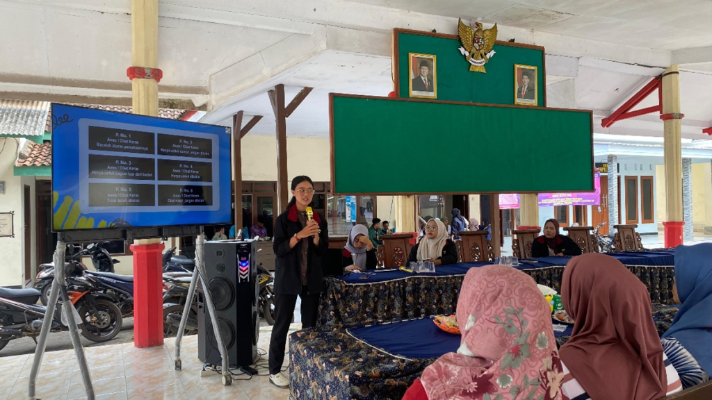 Mahasiswa PMM UMM Sosialisasi Edukasi Pemahaman Obat di Desa Wonoasri, Jember 1