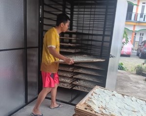 Tim PKM Teknik Mesin Polinema Tingkatkan Produksi UMKM Kerupuk Singkong Mulyoagung Dau 2