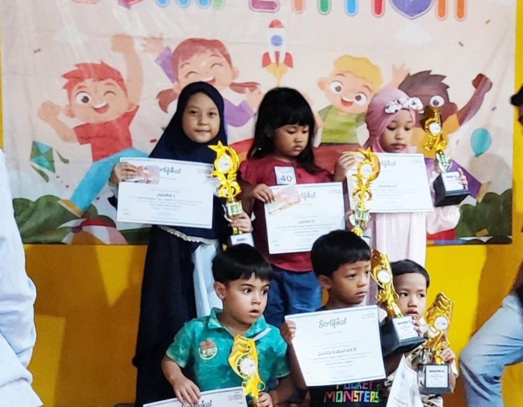 Syafia Siswa TK ABA 13 Malang Borong Tiga Trophy Kids Competition 1