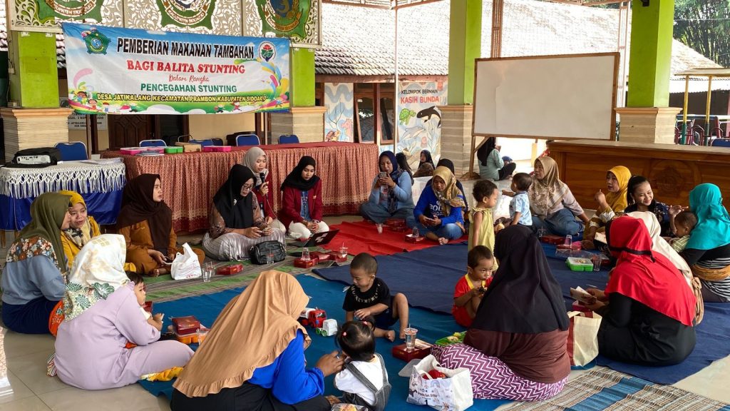 Cegah Stunting, PMM UMM Edukasi Gizi Seimbang Warga Jatikalang Sidoarjo 2