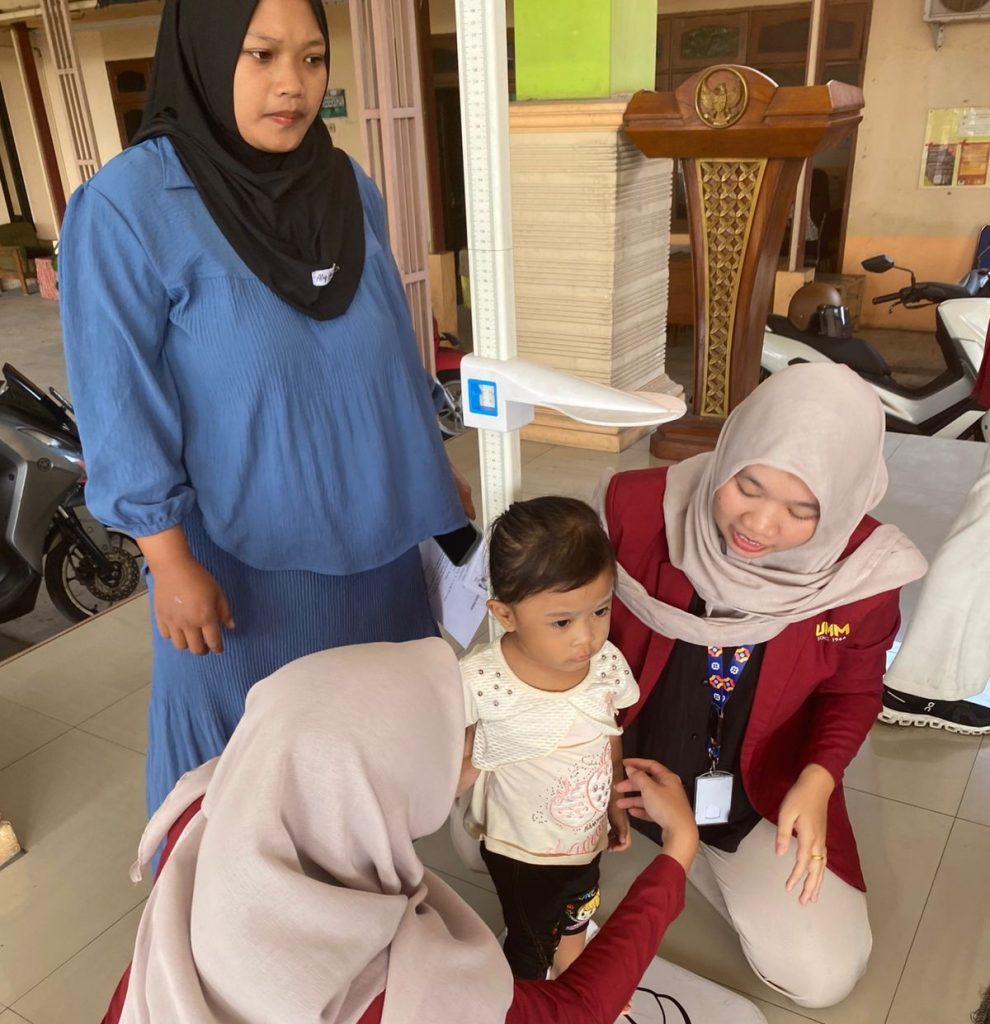 Cegah Stunting, PMM UMM Edukasi Gizi Seimbang Warga Jatikalang Sidoarjo 1